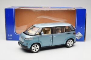 Volkswagen Microbus Concept Svetlozelena Revell 1:18 08444 Kovina – slika 8 od 8