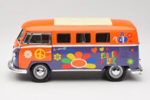Volkswagen Microbus T1 Flower Power Road Signature 1:18 92329 Kovina – slika 4 od 8