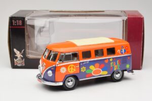 Volkswagen Microbus T1 Flower Power Road Signature 1:18 92329 Kovina – slika 8 od 8