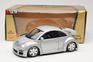 Volkswagen New Beetle RSi Srebrna Bburago 1:18 3306 Kovina – slika 8 od 8