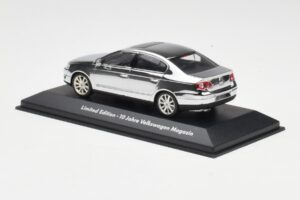 Volkswagen Passat B6 Chrome Silver 10 Years Volkswagen Magazine Minichamps 1:43 PASSAT004 Kovina – slika 3 od 4