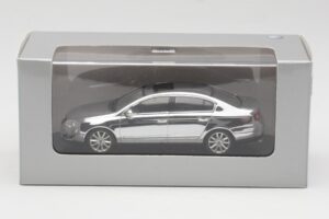 Volkswagen Passat B6 Chrome Silver 10 Years Volkswagen Magazine Minichamps 1:43 PASSAT004 Kovina – slika 4 od 4