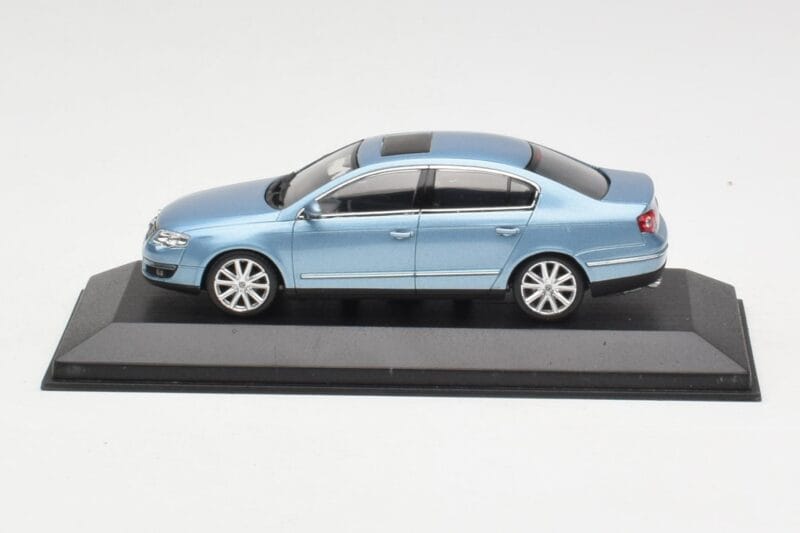 Volkswagen Passat B6 Blue Metallic Minichamps 1:43 PASSAT002 Kovina