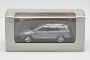 Volkswagen Passat B6 Variant Grey Metallic Minichamps 1:43 PASSAT005 Kovina – slika 4 od 4