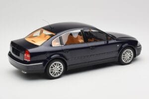 Volkswagen Passat W8 B5.5 Indigo Blue DNA 1:18 DNA000029 Kovina – slika 2 od 6