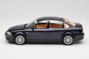 Volkswagen Passat W8 B5.5 Indigo Blue DNA 1:18 DNA000029 Kovina – slika 3 od 6