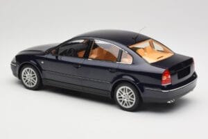 Volkswagen Passat W8 B5.5 Indigo Blue DNA 1:18 DNA000029 Kovina – slika 5 od 6