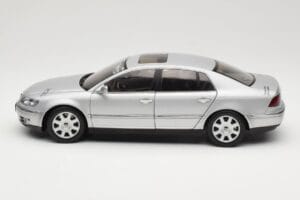 Volkswagen Phaeton D1 Silver Metallic AUTOart 1:18 79742 Kovina – slika 4 od 8