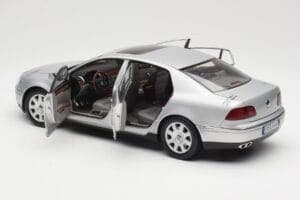 Volkswagen Phaeton D1 Silver Metallic AUTOart 1:18 79742 Kovina – slika 5 od 8