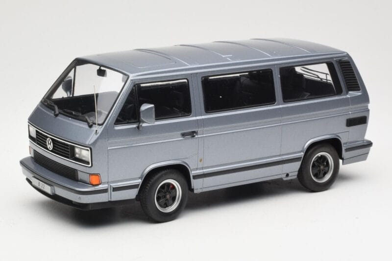 Volkswagen T3 Porsche B32 Minibus Moder KK-Scale 1:18 KKDC180221 Kovina
