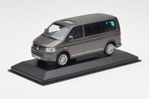 Volkswagen T5 Bus Bronze Metallic Minichamps 1:43 4039378412203 Kovina – slika 2 od 4
