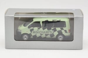 Volkswagen T5 Bus Zelen Minichamps 1:43 T5002 Kovina – slika 4 od 4