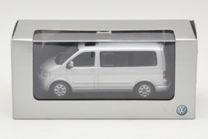 Volkswagen T5 Bus Srebrna Minichamps 1:43 T5003 Kovina – slika 4 od 4