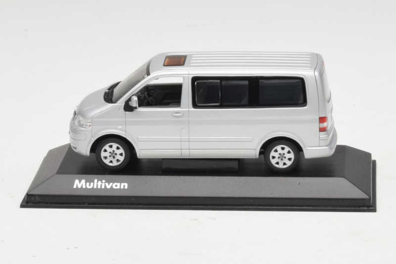 Volkswagen T5 Bus Srebrna Minichamps 1:43 Volkswagen T5 Bus Srebrna Minichamps 1:43 T5003 Kovina
