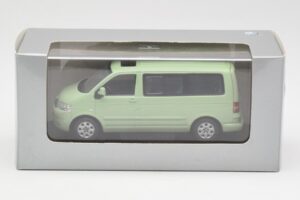 Volkswagen T5 Multivan California Limonsko Zelena Dealer Minichamps 1:43 400052201-D1 Kovina – slika 4 od 4