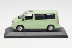 Volkswagen T5 Multivan California Limonsko Zelena Dealer Minichamps 1:43 400052201-D1 Kovina