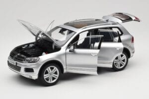 Volkswagen Touareg 7L Silver Metallic Kyosho 1:18 8821CS Kovina – slika 2 od 8