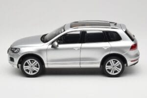 Volkswagen Touareg 7L Silver Metallic Kyosho 1:18 8821CS Kovina – slika 4 od 8