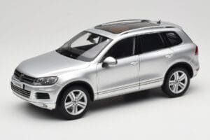 Volkswagen Touareg 7L Silver Metallic Kyosho 1:18 8821CS Kovina