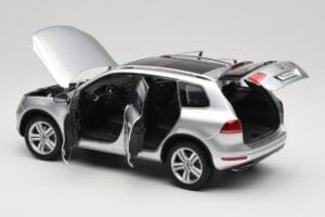 Volkswagen Touareg 7L Silver Metallic Kyosho 1:18 8821CS Kovina – slika 5 od 8