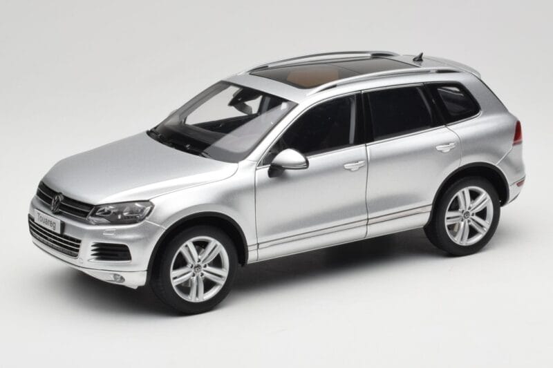 Volkswagen Touareg 7L Silver Metallic Kyosho 1:18 8821CS Kovina