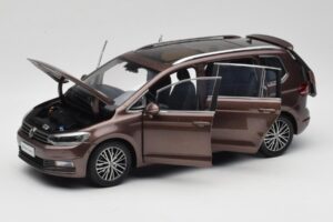 Volkswagen Touran 5T Rjava Paudi Model 1:18 ZVE000003BRA Kovina – slika 2 od 8