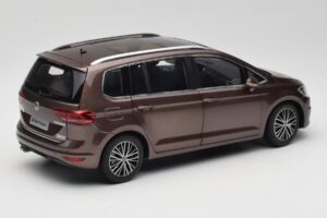 Volkswagen Touran 5T Rjava Paudi Model 1:18 ZVE000003BRA Kovina – slika 3 od 8