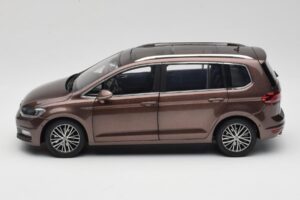 Volkswagen Touran 5T Rjava Paudi Model 1:18 ZVE000003BRA Kovina – slika 4 od 8