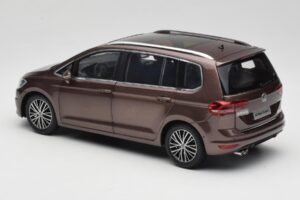Volkswagen Touran 5T Rjava Paudi Model 1:18 ZVE000003BRA Kovina – slika 7 od 8