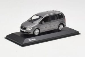 Volkswagen Touran Sport Platinum Grey Minichamps 1:43 TOURAN003 Kovina – slika 2 od 4