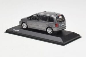 Volkswagen Touran Sport Platinum Grey Minichamps 1:43 TOURAN003 Kovina – slika 3 od 4