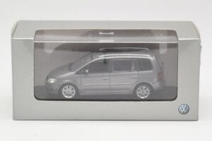 Volkswagen Touran Sport Platinum Grey Minichamps 1:43 TOURAN003 Kovina – slika 4 od 4
