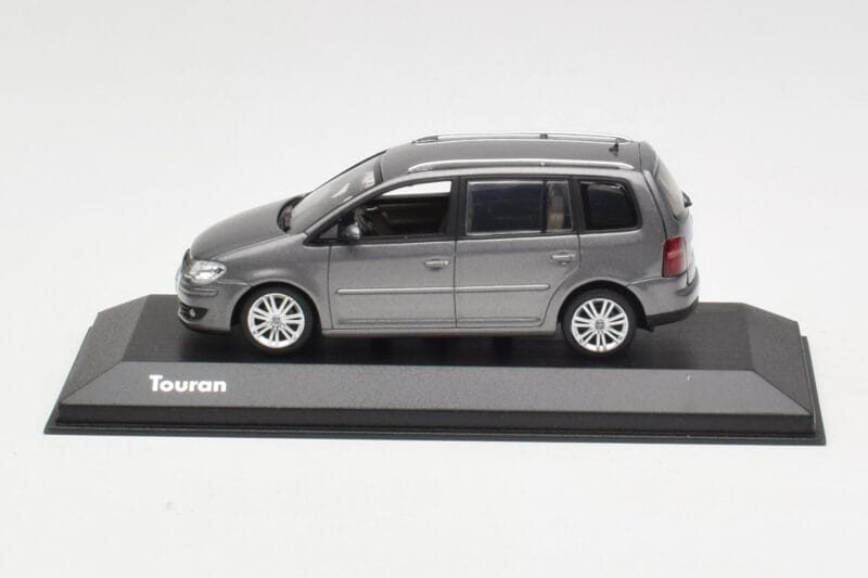 Volkswagen Touran Sport Platinum Grey Minichamps 1:43 TOURAN003 Kovina
