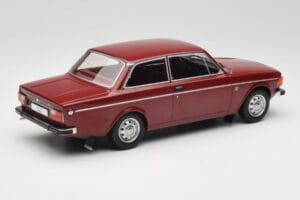 Volvo 142 Temno Rdeča MCG 1:18 MCG18443 Kovina – slika 2 od 6