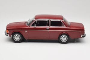 Volvo 142 Temno Rdeča MCG 1:18 MCG18443 Kovina – slika 3 od 6