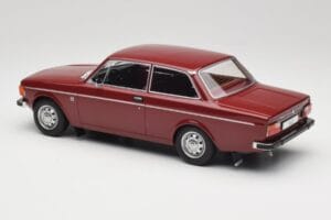 Volvo 142 Temno Rdeča MCG 1:18 MCG18443 Kovina – slika 5 od 6