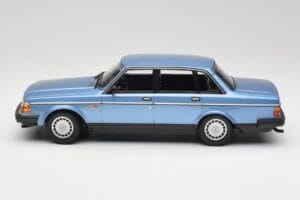 Volvo 240 GL Moder Metalik Minichamps 1:18 155171404 Kovina – slika 3 od 6