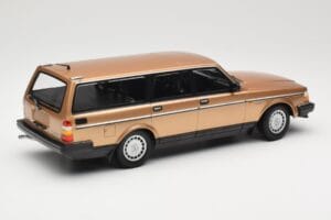 Volvo 240 GL Karavan Gold Metallic Minichamps 1:18 155171415 Kovina – slika 2 od 6