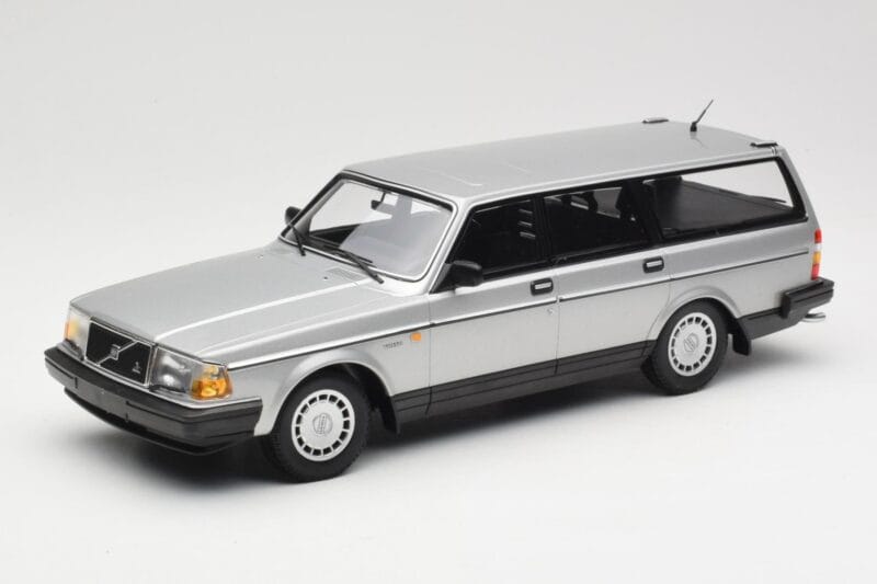 Volvo 240 GL Estate Srebrn Minichamps 1:18 155171416 Kovina