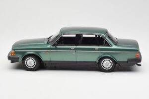 Volvo 240 GL Zelena Metalik Minichamps 1:18 155171400 Kovina – slika 3 od 6
