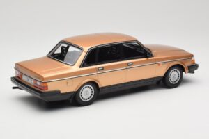 Volvo 240 GL Zlat Minichamps 1:18 155171405 Kovina – slika 2 od 6