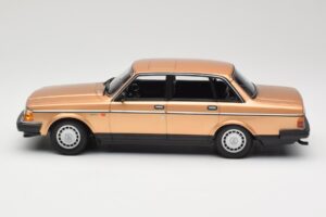 Volvo 240 GL Zlat Minichamps 1:18 155171405 Kovina – slika 3 od 6