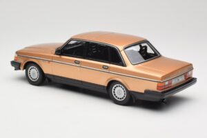 Volvo 240 GL Zlat Minichamps 1:18 155171405 Kovina – slika 5 od 6
