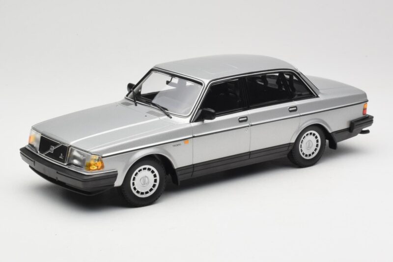 Volvo 240 GL Srebrn Minichamps 1:18 155171408 Kovina