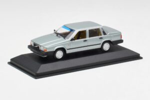 Volvo 240 GL Srebrna Metallic Minichamps 1:43 940171402 Kovina – slika 2 od 4
