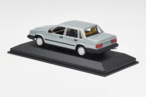 Volvo 240 GL Srebrna Metallic Minichamps 1:43 940171402 Kovina – slika 3 od 4