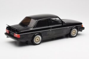 Volvo 240 Turbo Črn Custom IXO 1:18 18CMC178 Kovina – slika 2 od 6