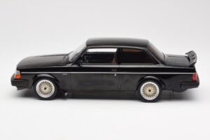 Volvo 240 Turbo Črn Custom IXO 1:18 18CMC178 Kovina – slika 3 od 6
