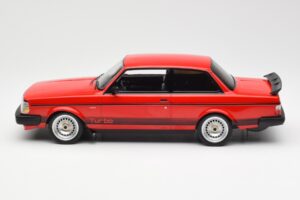 Volvo 240 Turbo Rdeč Custom IXO 1:18 18CMC177 Kovina – slika 3 od 5