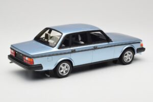 Volvo 244 Turbo Svetlomodra DNA 1:18 DNA000135 Kovina – slika 2 od 6